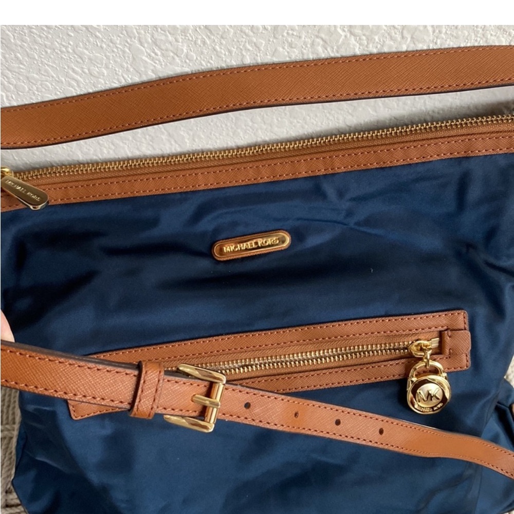 Michael Kors Blue Shoulder Bag. - Picture 3 of 8